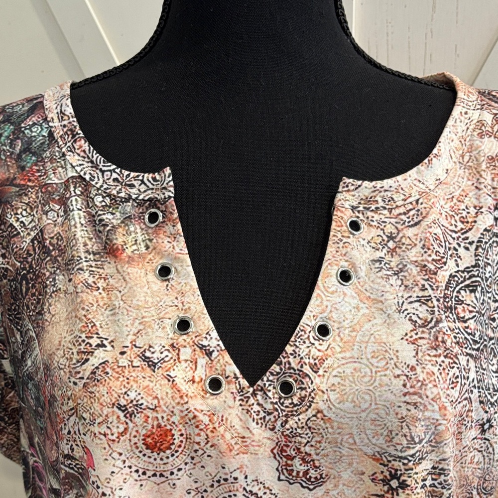 V-Neck Short Sleeve Top Floral design with split sleeve size XL - Picture 8 of 9